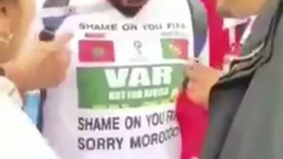 «فيفا» يجبر مشجعا مغربيا على خلع قميص الاعتراض على الحكام (فيديو)