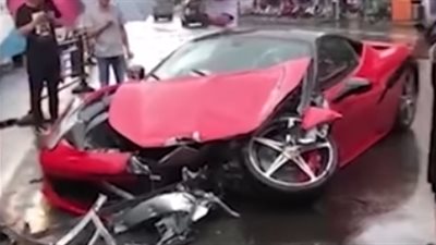 امرأة تحطم سيارة فيراري 458 (فيديو)