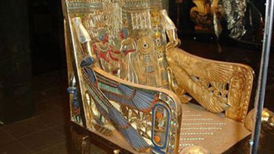 النيابة الإدارية تحقق في انفصال مسند رأس الملك توت عنخ آمون