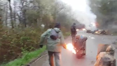 متظاهر يشعل النيران في ظهره بالخطأ خلال احتجاجات بفرنسا (فيديو)