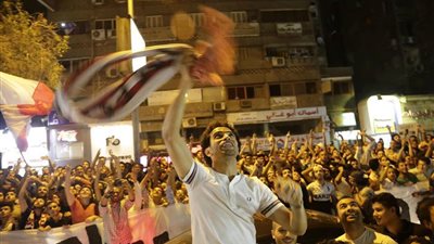 جماهير الزمالك تودع عمر جابر بـ«الشماريخ» قبل رحيله إلى «بازل».. الفتى الذهبي بدأ مشواره منذ الصغرمع الأبيض.. تألق مع المنتخب الوطني.. مساندته للألتراس وضعته في مأزق.. وشيكابالا يش