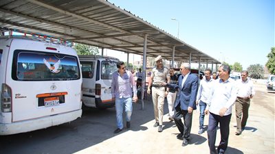 15 صورة ترصد جولات محافظ قنا بمجمع المواقف لمتابعة التعريفة الجديدة