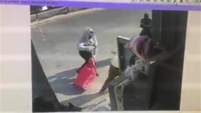 بالفيديو.. لحظة سرقة 1.5 مليون ريـال من صراف أحد البنوك