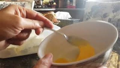 وصفة طبيعية نتائجها مبهرة لتنعيم وإطالة الشعر (فيديو)