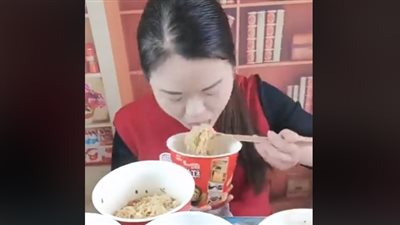 فتاة تتناول أطباقا متنوعة من المكرونة بشراهة (فيديو)