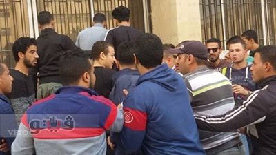 بالصور.. «خناقة» بين طلبة «آداب الزقازيق» بسبب التحرش بفتاة