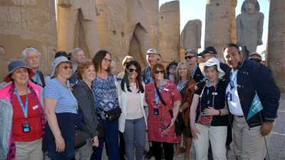رانيا المشاط تلتقط صورا تذكارية مع مجموعة من السائحين بمعبد الأقصر
