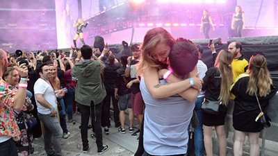 طلب زواج جنوني من شاب لحبيبته بحفل تايلور سويفت (فيديو وصور)