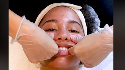 أغرب طريقة عمل مساج للوجه من داخل الفم (فيديو)