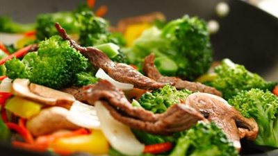 طريقة إعداد «طبق اللحم مع الخضراوات المقلية والأرز البني»