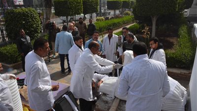 لحظة نقل تمثالين أثريين من محافظة المنيا لمخزن آثار البهنسا (فيديو)