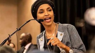 ترامب يطالب النائبة المسلمة إلهان عمر بالاستقالة