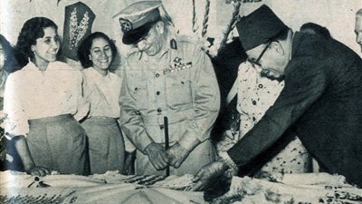 الرئيس محمد نجيب في معهد الفنون الطرزية