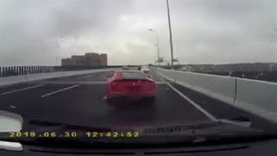 الضغط على دواسة الوقود يورط سيارة فيرارى في حادثة تصادم (فيديو)