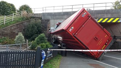 شاحنة تفشل من المرور داخل نفق.. شاهد ماذا حدث معها (فيديو وصور)