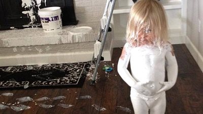 بالفيديو والصور.. شاهد ماذا فعلت طفلة في المنزل في غياب والدتها