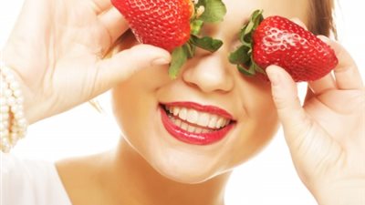 ماسك الفراولة وعسل النحل يمنح بشرتك الإشراقة والجاذبية في العيد