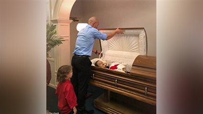 لقطات صادمة لرجل ينشر صورة زوجته تحمل طفلها في الكفن (صور)