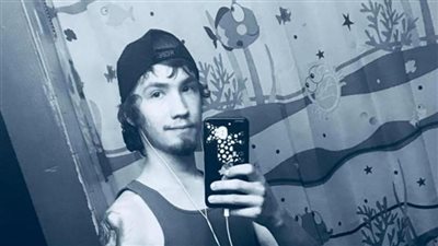 مزحة شاب يجلس في نافذة سيارة تتحول إلى كارثة (فيديو)