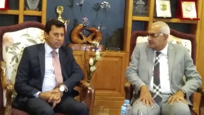 وزير الشباب والرياضة يناقش رسالة ماجستير بجامعة المنصورة (صور)