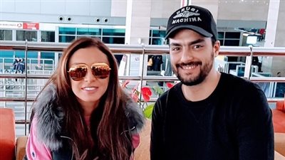 حسن الشافعى يلتقى أنغام في المطار