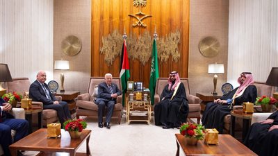 «بن سلمان» يبحث مع الرئيس الفلسطيني مستجدات الأوضاع بالأراضي المحتلة