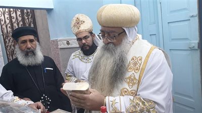 الأنبا تكلا يدشن أواني وأدوات خدمة كنيسة رئيس الملائكة بدشنا (صور)