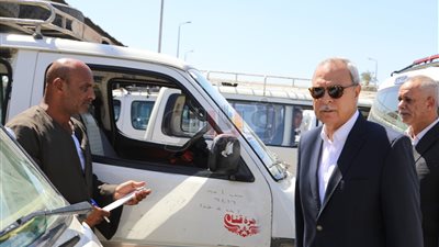 محافظ قنا يتابع تطبيق التعريفة بموقف دشنا ويتوعد المخالفين (صور)