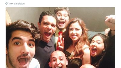 آسر ياسين ينشر صورته مع فريق «SNL» بالعربي في موسمه الجديد