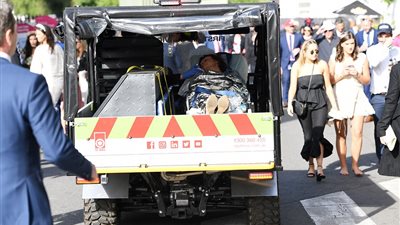 بالصور.. رواد أكبر سباق للخيل بأستراليا يتحدون البرودة