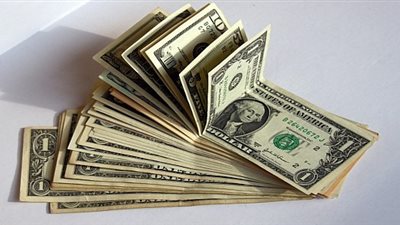 انخفاض أسعار العملات الأجنبية.. والدولار يسجل 888 قرشا