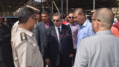 محافظ الفيوم يتفقد عددًا من مواقف السيارات