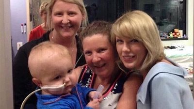 بالصور.. تايلور سويفت تزور الأطفال المرضى في أستراليا