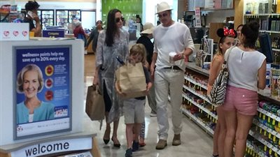 بالصور.. «أنجلينا وبراد» يحتفلان بعيد ميلاد طفليهما في مطعم بسيط