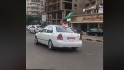 شاهد كيف احتفل سعودي في مصر بفوز فريقه (فيديو)