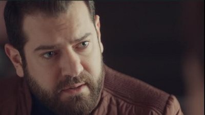 عمرو يوسف يكتشف ماضيه في مصحة نفسية بالحلقة 21 من «عشم إبليس»