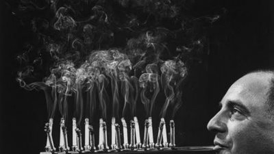 بالصور.. أغرب الابتكارات في تدخين السجائر