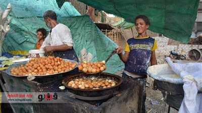بالصور.. «الزلابية» تتغلب على «الكنافة» و«القطايف» في قنا