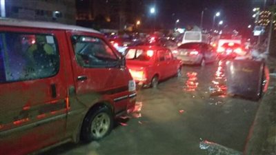توقف الحركة المرورية بالإسكندرية بسبب غرق شوارعها في مياه الأمطار| صور