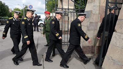 جنازة عسكرية لـ14 عالما روسيا ماتوا في حريق غواصة نووية (صور)