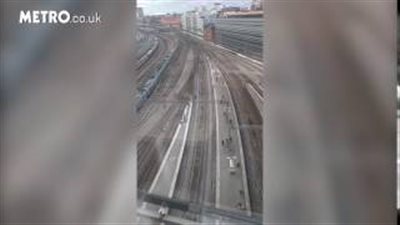 بالفيديو.. مواطنون يعبرون خط سكة حديد فعال للهرب من هجوم السويد