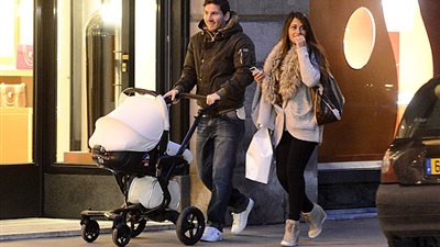 بالصور.. ميسى مع عائلته فى شوارع باريس