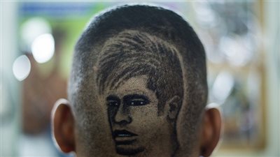 بالصور.. حلاق يقص شعر زبائنه على شكل وجه «نيمار»