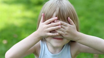 اكتشفي أسباب خجل طفلك الزائد وطرق علاجه