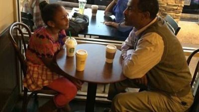 صور جذب ما يحدث في خلفياتها انتباه الكثيرين (صور)