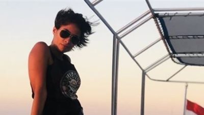 روبي تنشر صورة جديدة بملابس قصيرة على البحر