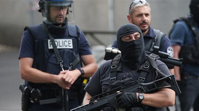 بالفيديو والصور.. تفاصيل دقائق الذعر في باريس بسبب إنذار كاذب