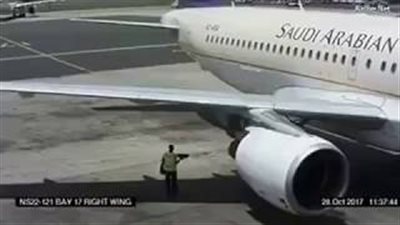 بالفيديو والصور.. عامل يطير في الهواء بسبب محرك طائرة