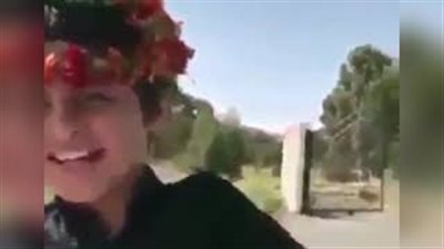 رد فعل طفل يبيع الورود حاول رجل إعطاءه نقودًا دون أن يشتري منه (فيديو)