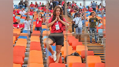 سما المصري تقلد محمد صلاح بمدرجات إستاد القاهرة (صور)